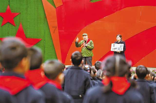 父母放权娃管钱，岂料信任被辜负，现场画面